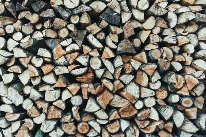 Kalamitné drevo, ktoré ostalo v bezzásahových rezerváciách  z minulého roka 2021, je spravidla v ťažko dostupných lokalitách a p…